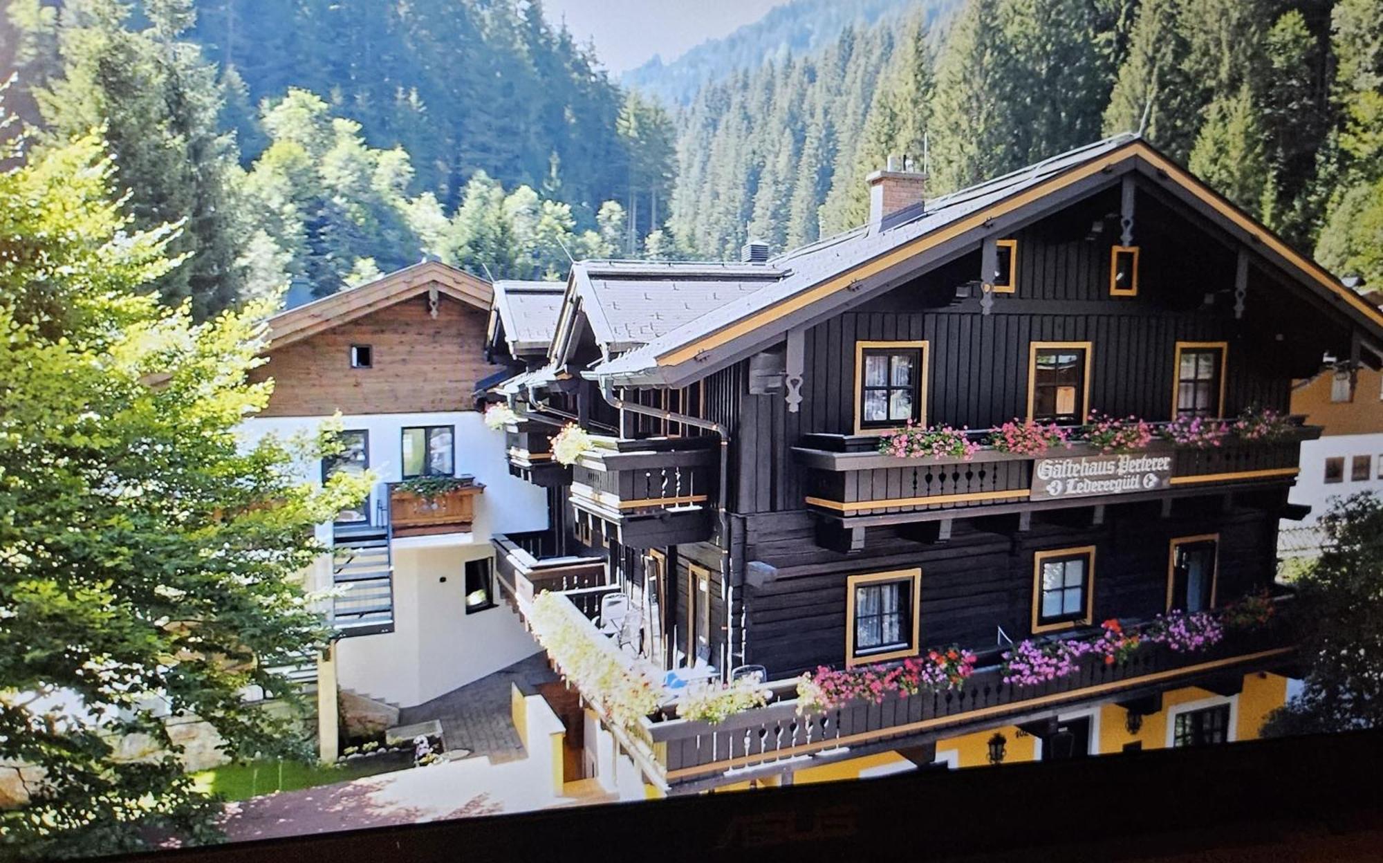 Pension Ledererguetl - Jokercard & Parkplatz Inkl Bed & Breakfast Saalbach-Hinterglemm Exterior photo